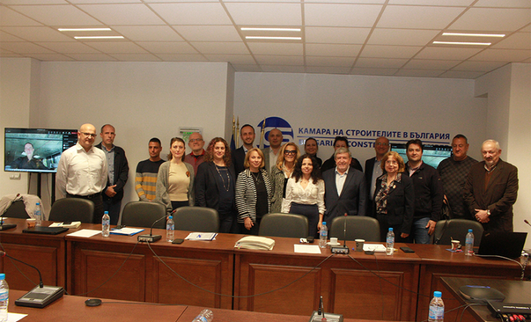 Групова снимка на представители на всички партньори от встъпителната среща за стартиране на проекта на Европейския цифров иновационен хъб (ЕЦИХ) в сектор строителство