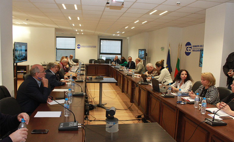 Снимка на хора, с лаптопи и микрофони пред тях, водещи разговори помежду си по време на встъпителната среща за стартиране на проекта на ЕЦИХ в сектор строителство.