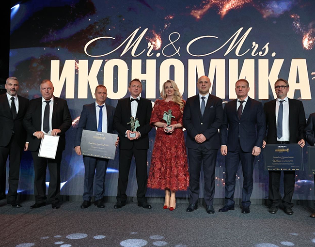обща снимка на наградените в конкурса „Мистър и Мисис Икономика“