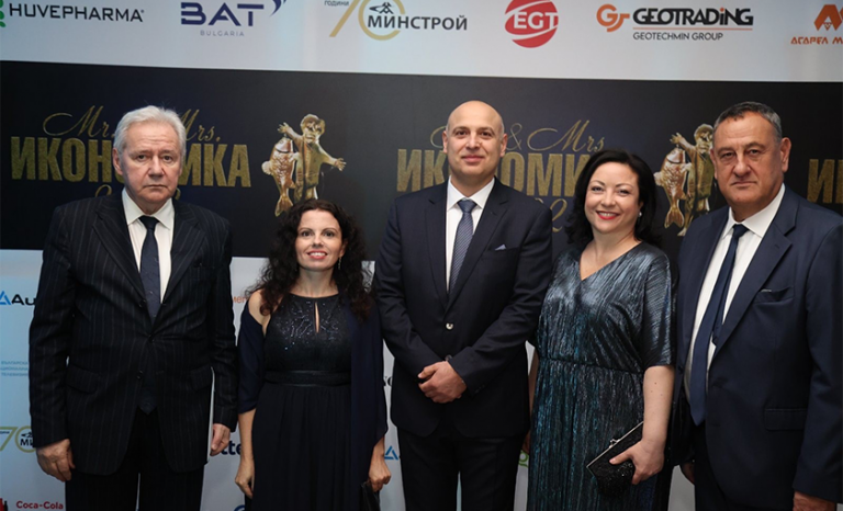 Любомир Пейновски и други участници в конкурса „Мистър и Мисис Икономика“