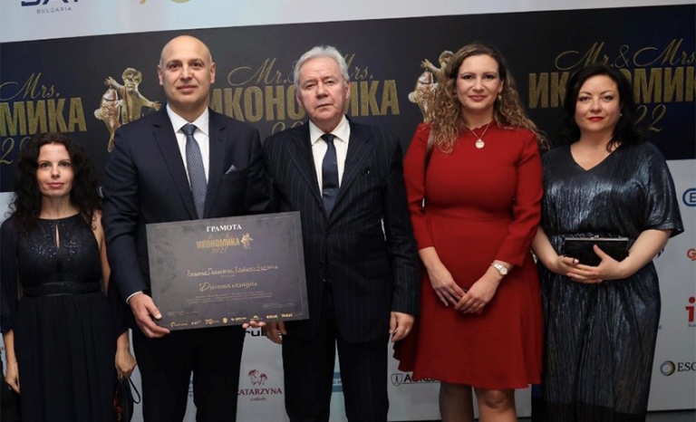 Любка Денева, Любомир Пейновски, Евгений Иванов, Марияна Хамънова с др., по време на награждаването от конкурса „Мистър и Мисис Икономика“