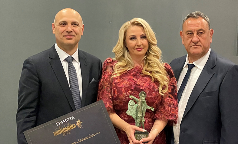 г-н Любомир Пейновски, Зарина Генчева и инж. Илиян Терзиев, по време на конкурса „Мистър и Мисис Икономика“.