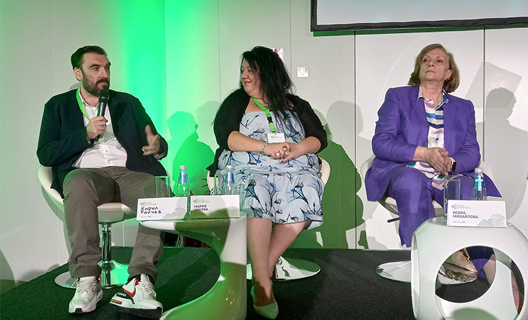 Кирил Райчев - Председател на Алианса за енергийна ефективност, говорещ на микрофон, Мария Накова и Искра Михайлова, седящи до него