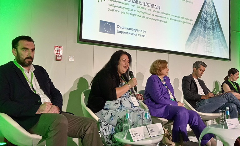 Кирил Райчев, Мария Накова, говореща на микрофон, Искра Михайлова и модератора на събитието GREEN WEEK 2023: "Зеленият преход в страните от Централна и Източна Европа 2023" - арх. Христо Станкушев