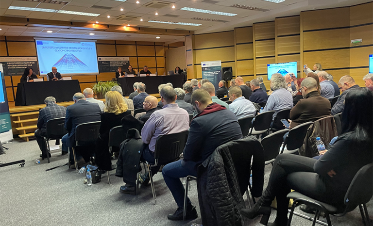 залата на провеждане на официалното откриване на ЕЦИХ, пълна с всички гости на събитието, слушащи представянето от страна на членовете на Камарата на строителите в България.