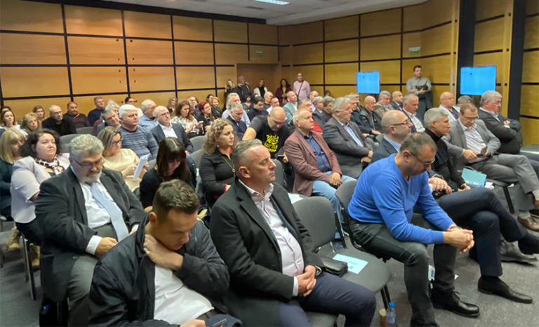 готстите на официалното откриване на ЕЦИХ, внимателно слушащи представянето на сдружението