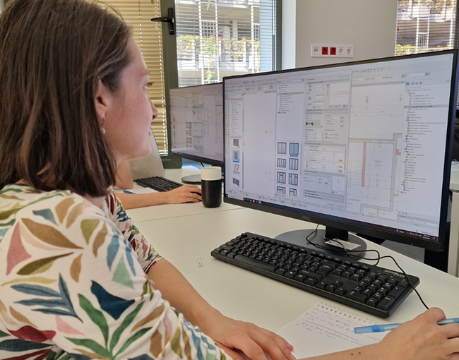 Жена работеща на софтуер за проектиране