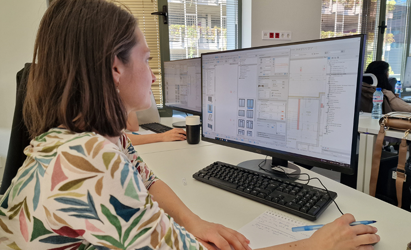 Жена работеща на софтуер за проектиране